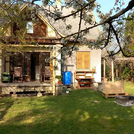 Kisfaludy House *